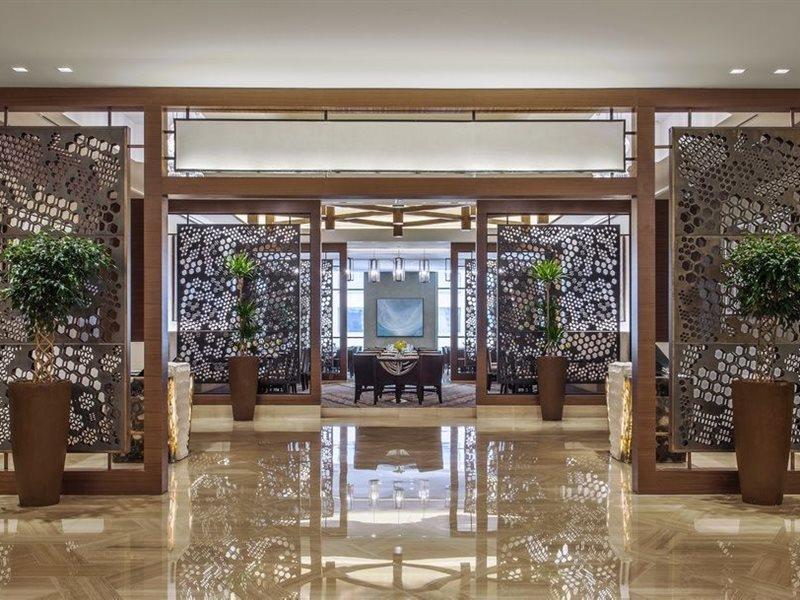 Hotel Jabal Omar Hyatt Regency Makkah Mekka Zewnętrze zdjęcie The photo showcases a modern, elegant interior space, likely within a hotel or upscale establishment. It features decorative screens made of intricate patterns that serve as partitions. The floor is polished marble, reflecting the bright lighting abo
