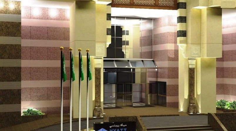 Hotel Jabal Omar Hyatt Regency Makkah Mekka Zewnętrze zdjęcie The photo shows a building entrance decorated in a luxurious style. It features a prominent glass entrance with a modern design. In front of the entrance, there are several vertical flags, which appear to represent Saudi Arabia. The architecture incl